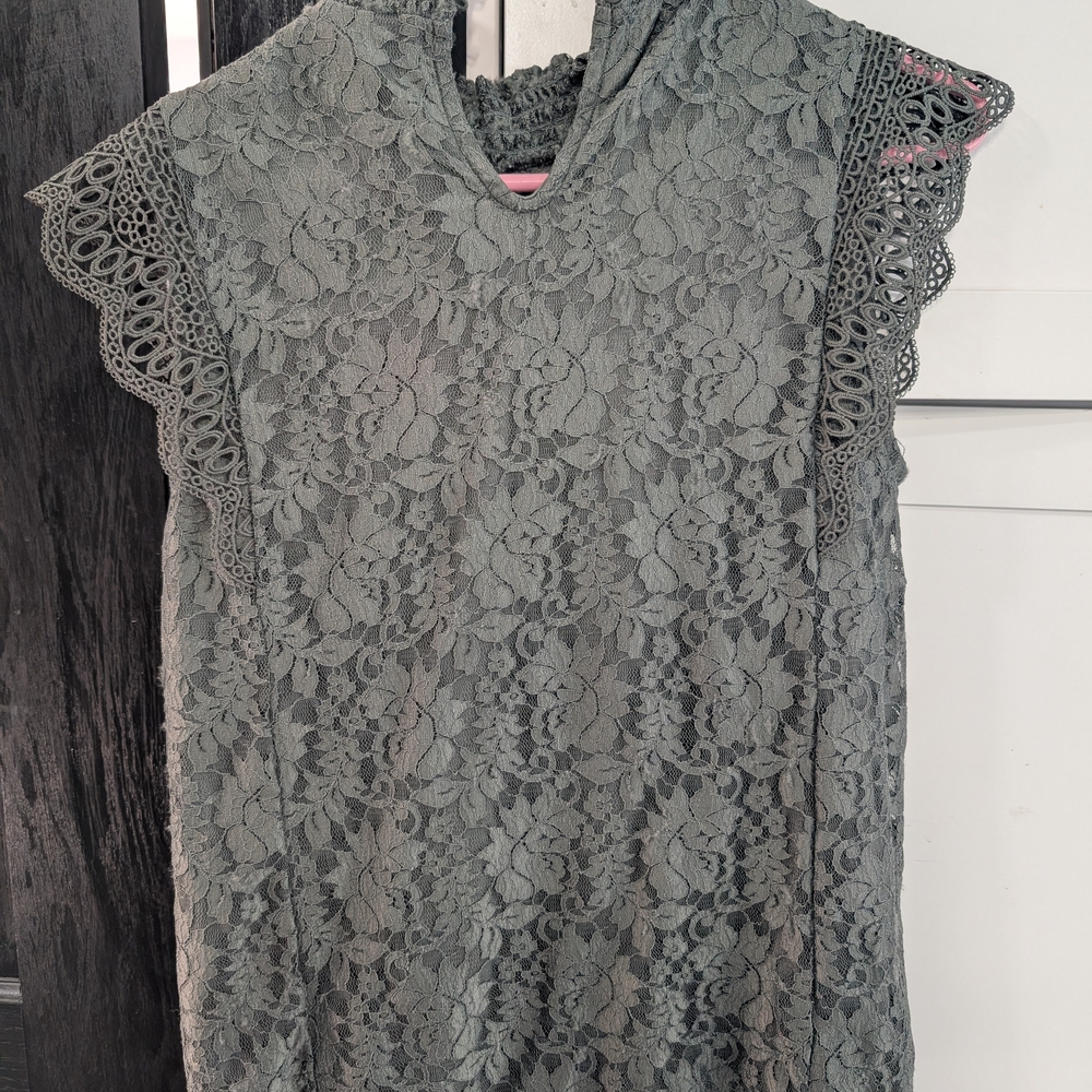 Chic Lace Ruffle Top - Deep Green - Picture 2 of 3